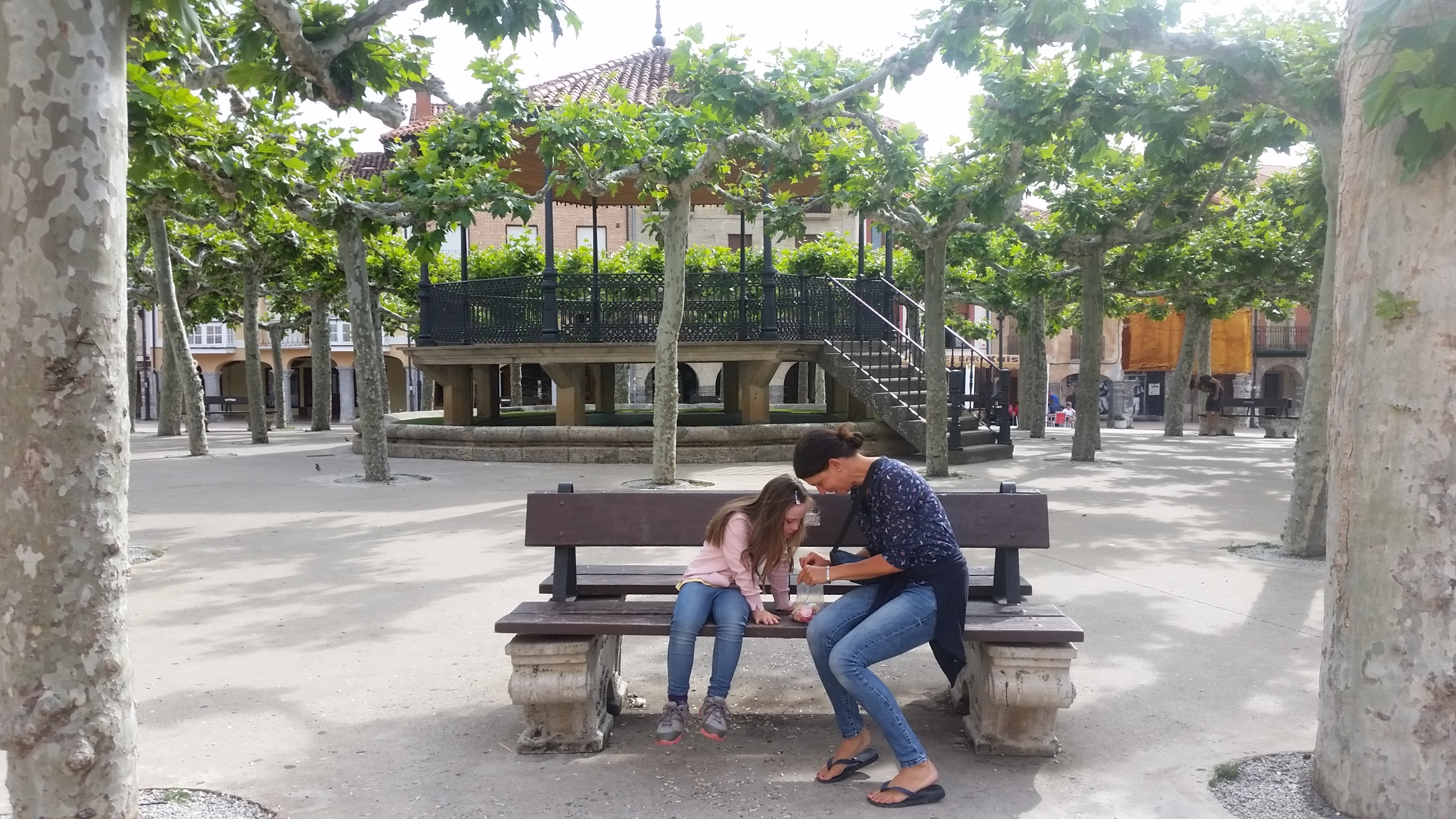 Gummibärchen am Plaza Major in Belorado
